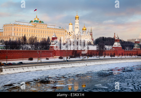 Vue hivernale du Grand Palais du Kremlin et le remblai du Kremlin dans le centre de Moscou Banque D'Images