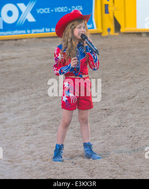 Les jeunes ont entonné l'hymne américain cowgirl à l'ouverture de l'Helldorado Days à Las Vegas Banque D'Images