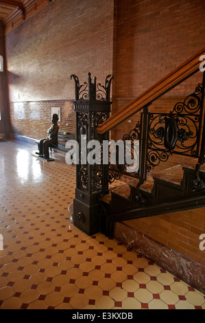 Le rez-de-chaussée de l'immeuble Bradbury à Los Angeles, Californie. Statue de Charlie Chaplin que le petit vagabond. Banque D'Images