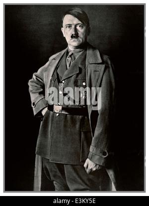 PORTRAIT D'ADOLF HITLER le studio B&W des années 1930 a posé la photographie portrait d'Adolf Hitler en uniforme par le photographe personnel de Heinrich Hoffman Hitler Banque D'Images