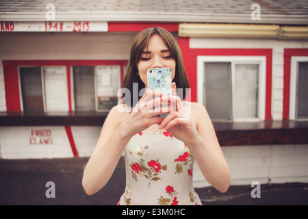 Photo de jeune femme en tenant, selfies New Hampshire, États-Unis Banque D'Images