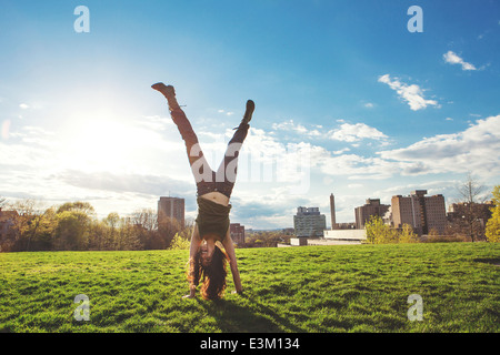 Young woman doing cartwheel Banque D'Images