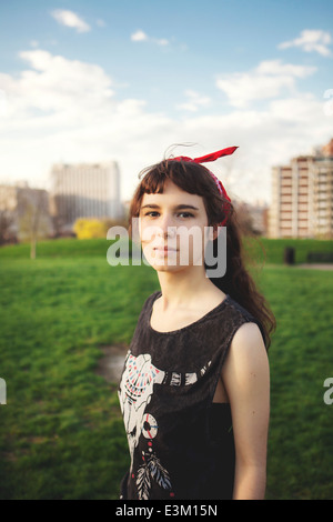 Portrait of young woman looking at camera Banque D'Images