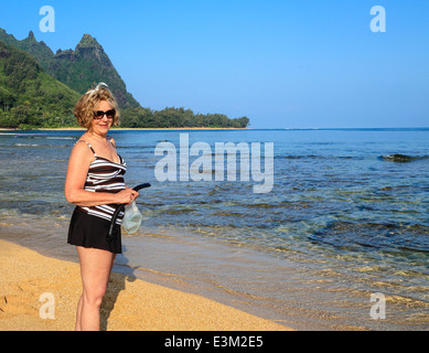 Femme avec une fleur dans ses cheveux et tuba à la plage de tunnels sur Kauai Banque D'Images