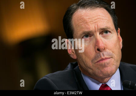 Washington DC, USA. 24 Juin, 2014. Randall Stephenson, président et chef de la direction d'AT&T, témoigne devant le Sénat l'antitrust, la politique de concurrence et les droits des consommateurs à une audition "L'AT&T/Fusion DIRECTV : l'impact sur la concurrence et les consommateurs dans le marché de la vidéo et au-delà", à Washington, D.C. le 24 juin 2014. Credit : Kristoffer Tripplaar/Alamy Live News Banque D'Images