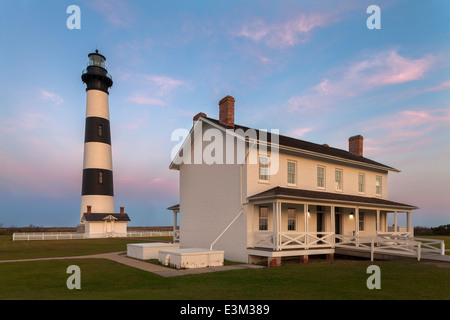 Cap Hatteras, en Caroline du Nord : Phare Île Bodie (1872) au crépuscule, Outer Banks de la Caroline du Nord Banque D'Images