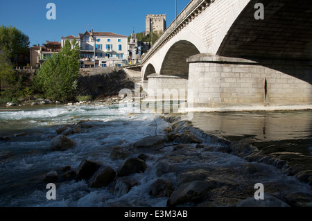 Le Pont Frédéric Mistral" pont franchit les Rocheuses, turbulent et à débit rapide Drôme dans la ville médiévale de Crest. La Drôme, France. Banque D'Images