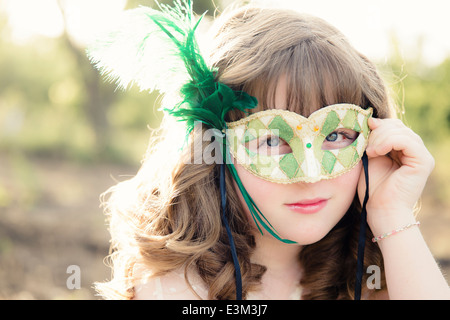 Photo de teenage girl (13-15) avec masque Banque D'Images