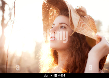 Portrait de jeune femme au chapeau de paille Banque D'Images