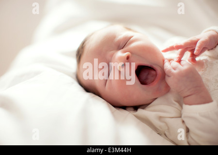 Yawning baby girl (0-1 mois) Banque D'Images