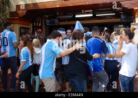 Santa Barbara, Californie, 21 juin 2014 Argentine fans célébrer la Coupe du Monde de Soccer jeu jeux en dansant dans les rues. Banque D'Images