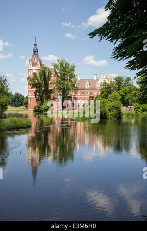 Neuen Schloss, Zumaia, dans le parc de Bacchus par Aimé-jules Dalou sur, Fuerst Pueckler Park, parc de Muskau, Bad Muskau, Saxe, Allemagne Banque D'Images