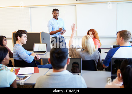 Les étudiants de l'Université d'enseignement tuteur mâle en classe Banque D'Images