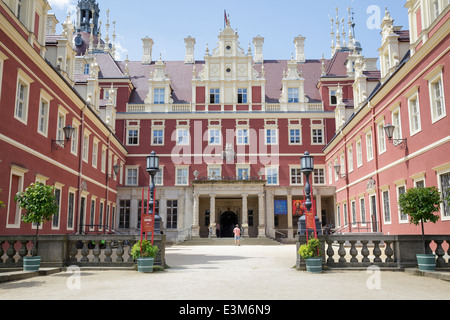 Neuen Schloss, Zumaia, dans le parc de Bacchus par Aimé-jules Dalou sur, Fuerst Pueckler Park, parc de Muskau, Bad Muskau, Saxe, Allemagne Banque D'Images