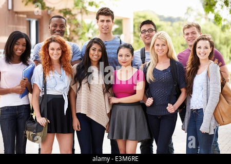 Portrait d'étudiants universitaires à l'extérieur du campus Banque D'Images