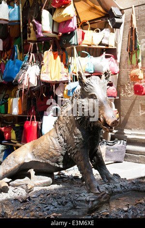 Il Porcellino une grande statue en bronze d'un sanglier, sur le côté sud du Mercato Nuovo Banque D'Images