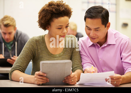 High School Student and Teacher Using Digital Tablet Banque D'Images