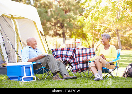 Senior Couple Enjoying Camping Holiday In Countryside Banque D'Images