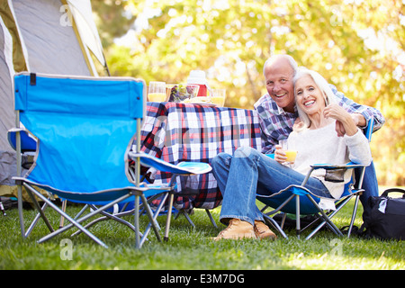 Senior Couple Enjoying Camping Holiday In Countryside Banque D'Images