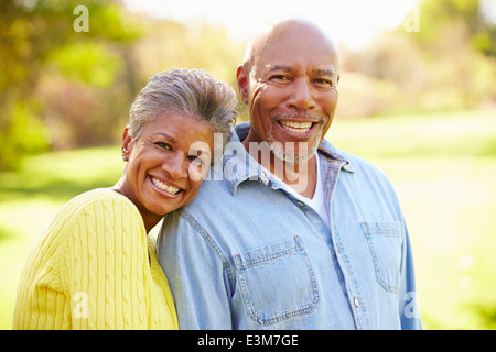 Couple à l'automne de Woodland Banque D'Images