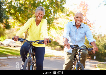 Couple Cycle Ride In Countryside Banque D'Images