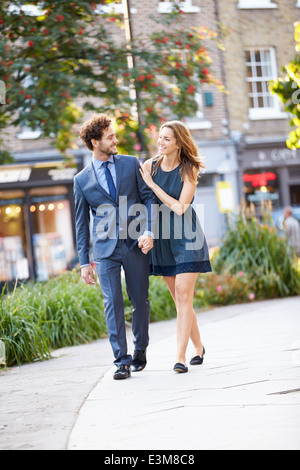 Young Business Couple Walking Through City Park Ensemble Banque D'Images