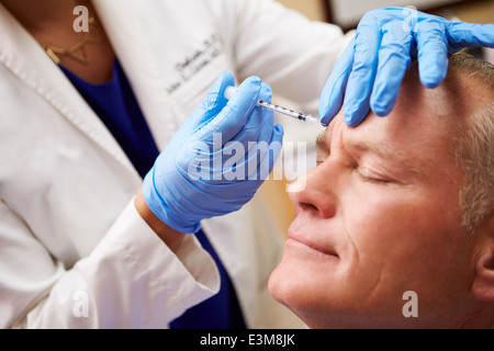 L'homme ayant un traitement au Botox Beauty Clinic