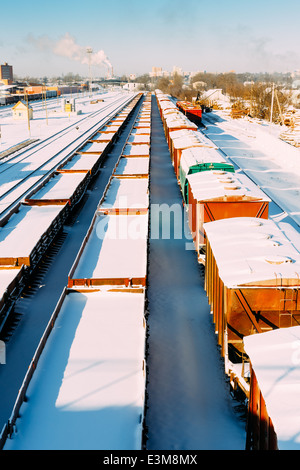 Les wagons de marchandises et le train sur des rails en biélorusse gare. La vue supérieure. L'hiver 2013-2014, la neige, le gel Banque D'Images