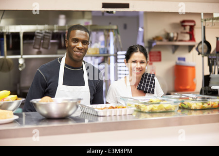 Portrait de Le personnel de cuisine des sans-abris Banque D'Images