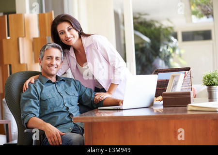 Hispanic Couple sur 24 à la maison Banque D'Images