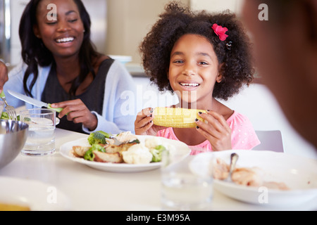 Mère et fille ayant repas en famille à Table Banque D'Images