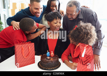 Family Celebrating 60 ans Ensemble Banque D'Images