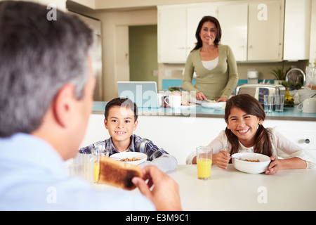 Hispanic Family Eating Breakfast ensemble, à la maison Banque D'Images