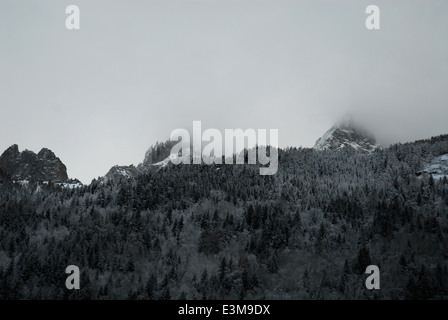 Montagne dans la brume, les Alpes Françaises Banque D'Images