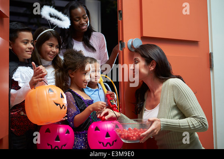 Tour ou traitement des enfants avec la mère Banque D'Images