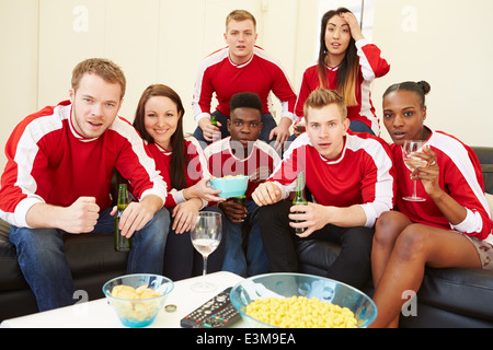 Groupe de Sports Fans Regarder Match à la télé à la maison Banque D'Images