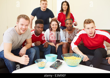 Groupe de Sports Fans Regarder Match à la télé à la maison Banque D'Images