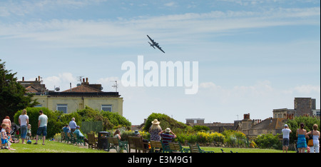 Flying Fortress Sally B B17 à l'air Festival Weston Weston-super-Mare des foules en Prince Consort gardens Banque D'Images