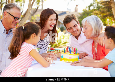 Multi-Generation Family Celebrating Birthday In Garden Banque D'Images