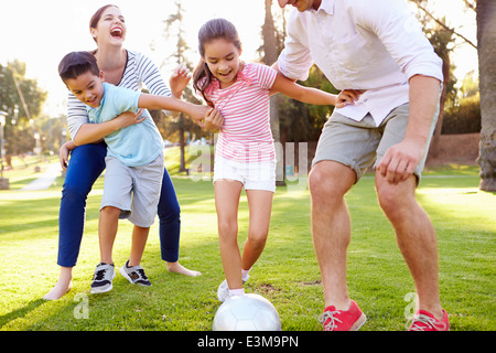 Joue au soccer dans la famille Parc Banque D'Images