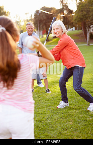 Les grands-parents jouent au base-ball avec ses petits-enfants à Park Banque D'Images