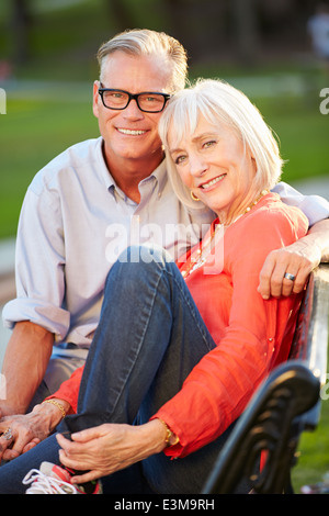 Romantique mature Couple Sitting on Park Bench Ensemble Banque D'Images