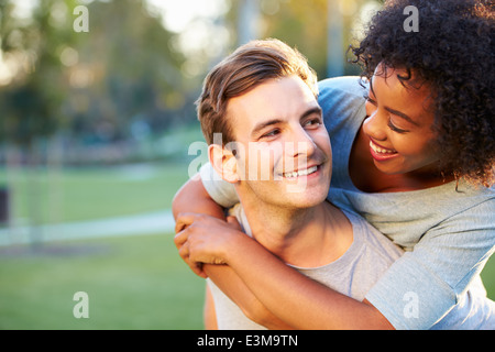 Portrait plein air de Couple In Park Banque D'Images
