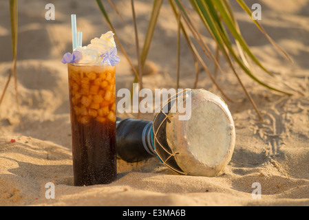 Cocktail Coke toujours la vie sur une plage ensoleillée Banque D'Images
