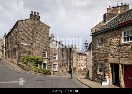 Le calme de Castle Hill et St. Mary's Parade à côté de la 12e siècle château de Lancaster. Banque D'Images