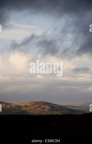 Les nuages orageux sur les collines du Galloway Forest Park de l'Rhinns de Kells, Dumfries et Galloway, Écosse Banque D'Images