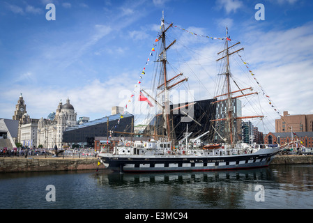 Stavros Niarchos S le grand navire amarré dans le centre de Liverpool, Canning Dock au pierhead. Banque D'Images