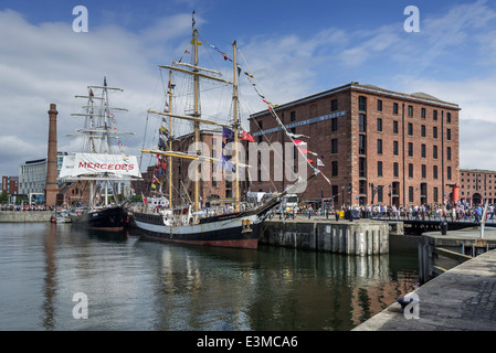 De grands navires à quai à quai à la conserve, Liverpool waterfront. Banque D'Images