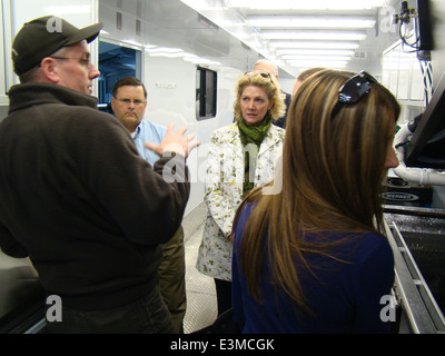 Le marquage de masse est une technique de conservation utilisée pour identifier et suivre les populations de poissons, ce qui contribue à la gestion et à la protection des espèces aquatiques grâce à des méthodes de marquage sélectif. Banque D'Images