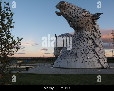 La magnifique tête de cheval Kelpies sculptures, conçu par Andy Scott. Une partie de l'hélice en projet Falkirk. Banque D'Images